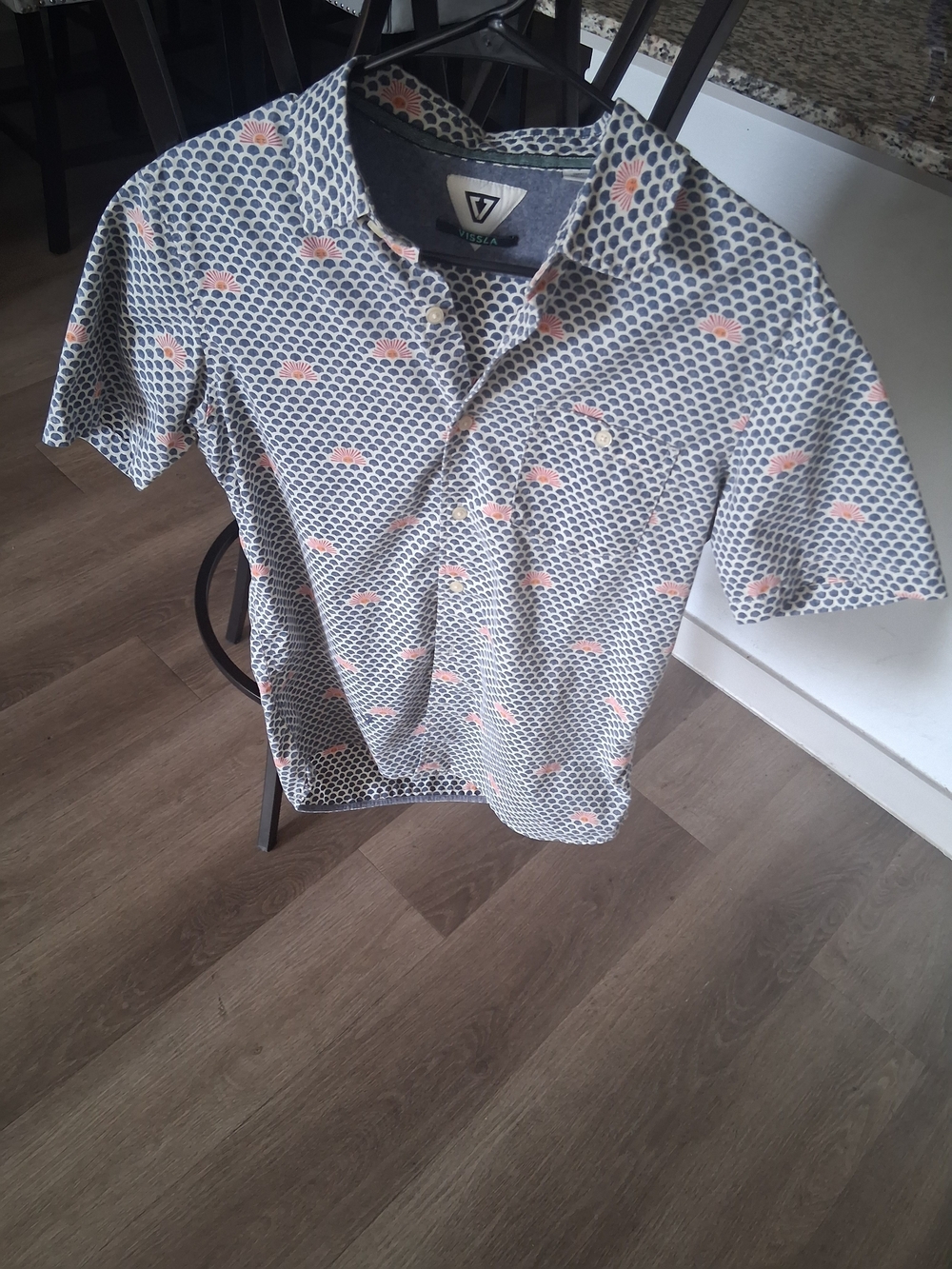 VISSLA Men’s Short Sleeve Geo Print Polo - White & Pink